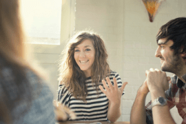 studenti che praticano conversazione in inglese con insegnante